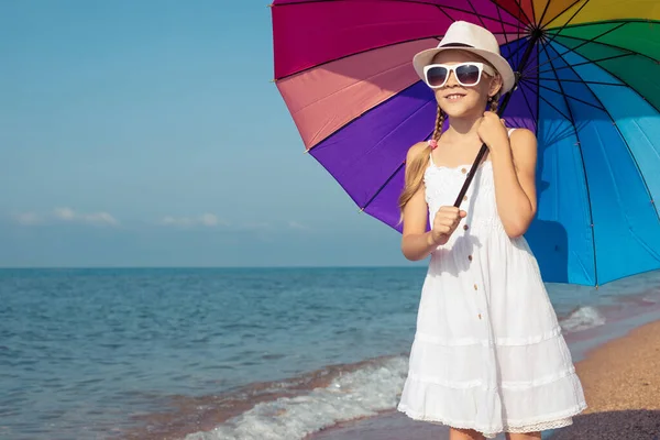 Szczęśliwa Dziewczynka Parasolem Stojąca Plaży Ciągu Dnia Dzieciak Bawi Się Zdjęcia Stockowe bez tantiem