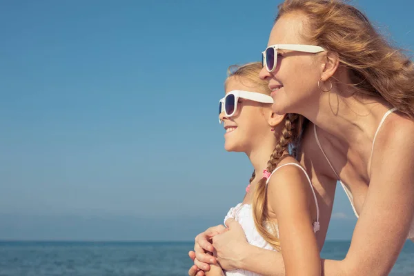 Mor Och Dotter Står Stranden Dagen Människor Som Har Roligt Royaltyfria Stockbilder