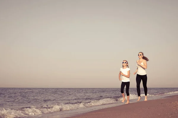 Μητέρα Και Κόρη Τρέχουν Στην Παραλία Την Ημέρα Άνθρωποι Διασκεδάζουν Royalty Free Φωτογραφίες Αρχείου