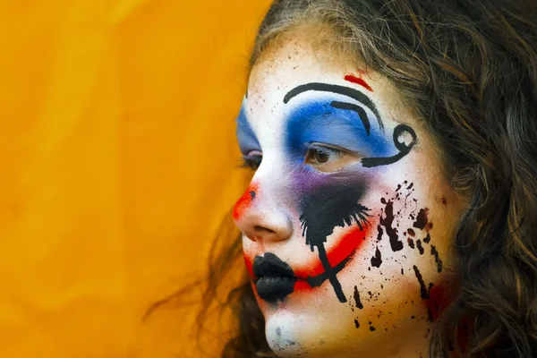 Artista callejero en disfraz y maquillaje de Halloween . — Foto de Stock