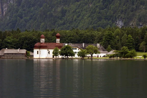 Jezero Konigsee v bavorských Alpách. — Stock fotografie