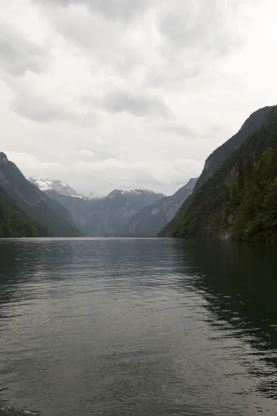 Jezero Konigsee v bavorských Alpách. — Stock fotografie