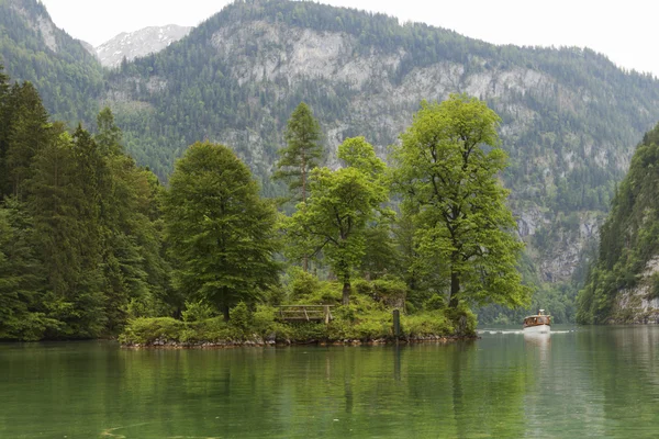 Lago Konigsee en los Alpes bávaros . — Foto de Stock