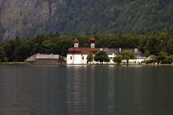 Lago Konigsee en los Alpes bávaros . —  Fotos de Stock