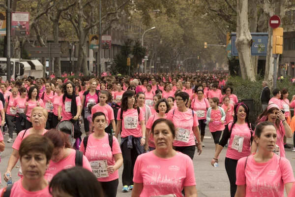 Breast Cancer Awareness kör i Barcelona. — Stockfoto