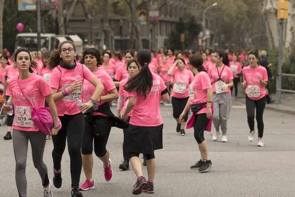 Breast Cancer Awareness kör i Barcelona. — Stockfoto
