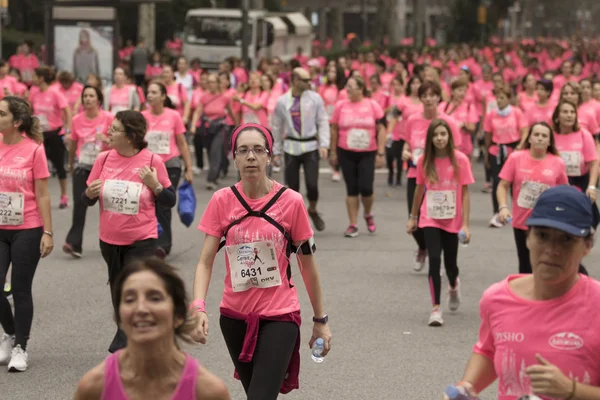 Breast Cancer Awareness kör i Barcelona. — Stockfoto