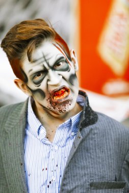 Sokak sanatçı Halloween kostüm ve makyaj.