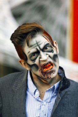 Sokak sanatçı Halloween kostüm ve makyaj.