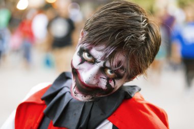 Sokak sanatçı Halloween kostüm ve makyaj.