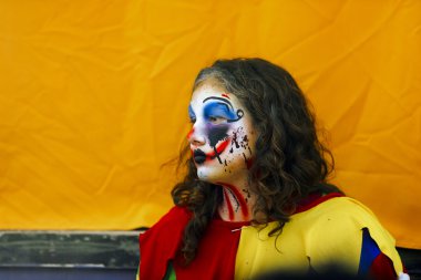 Sokak sanatçı Halloween kostüm ve makyaj.