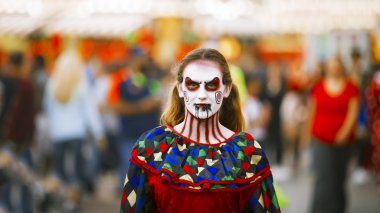 Sokak sanatçı Halloween kostüm ve makyaj.