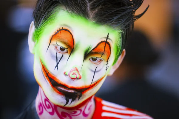 Artista callejero en disfraz y maquillaje de Halloween . — Foto de Stock