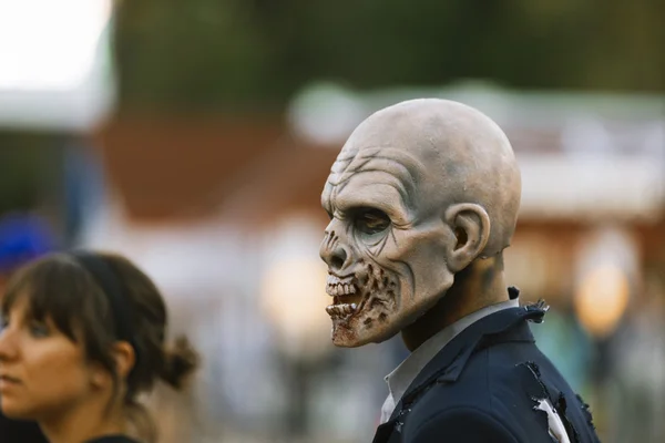 Artista callejero en disfraz y maquillaje de Halloween . — Foto de Stock