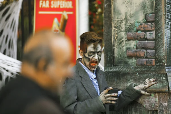 Artista callejero en disfraz y maquillaje de Halloween . — Foto de Stock