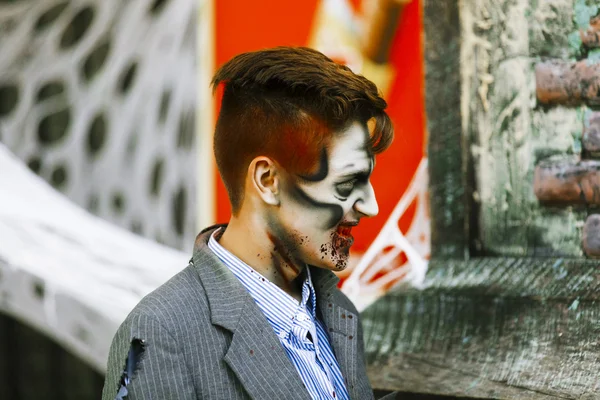 Artista callejero en disfraz y maquillaje de Halloween . — Foto de Stock