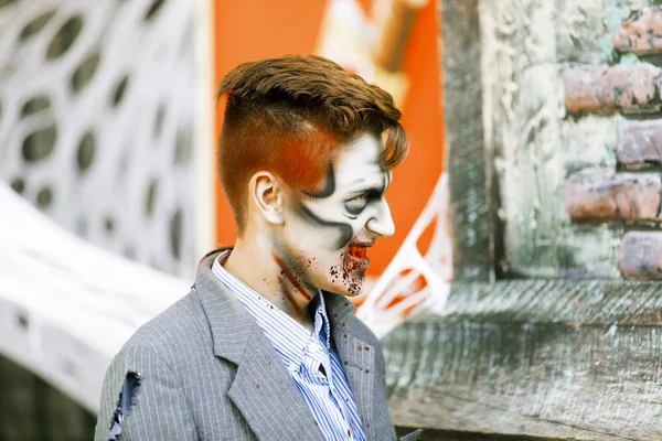 Street performer in Halloween costume and makeup. — Stock Photo, Image