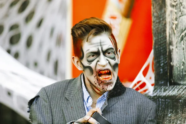 Street performer in Halloween costume and makeup. — Stock Photo, Image