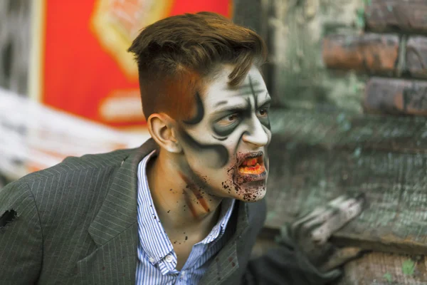 Street performer in Halloween costume and makeup. — Stock Photo, Image