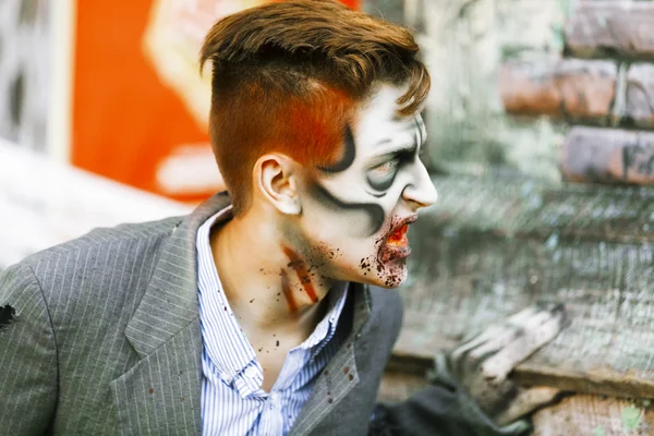 Artista callejero en disfraz y maquillaje de Halloween . — Foto de Stock