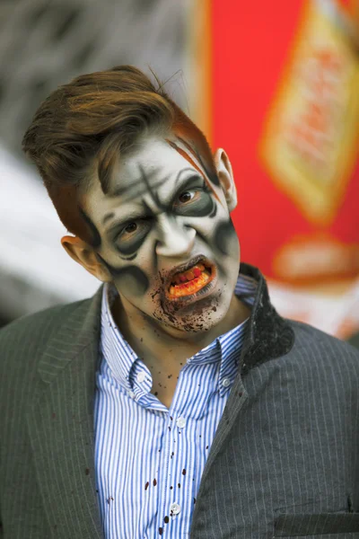 Artista callejero en disfraz y maquillaje de Halloween . — Foto de Stock