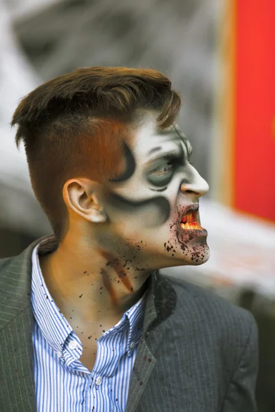 Artista callejero en disfraz y maquillaje de Halloween . — Foto de Stock