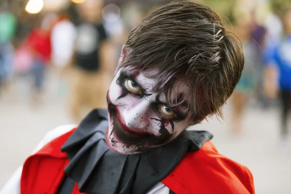 Artista callejero en disfraz y maquillaje de Halloween . — Foto de Stock