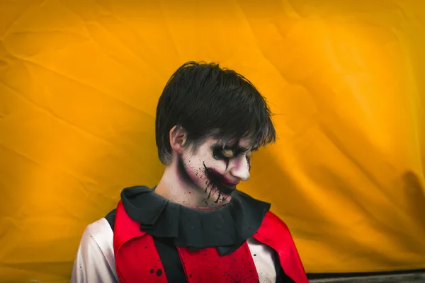 Artista callejero en disfraz y maquillaje de Halloween . — Foto de Stock