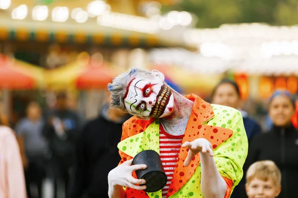 Artista callejero en disfraz y maquillaje de Halloween . — Foto de Stock