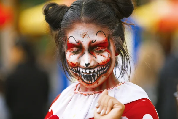 Artista callejero en disfraz y maquillaje de Halloween . — Foto de Stock