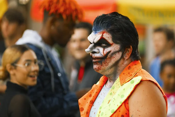 Artista callejero en disfraz y maquillaje de Halloween . — Foto de Stock