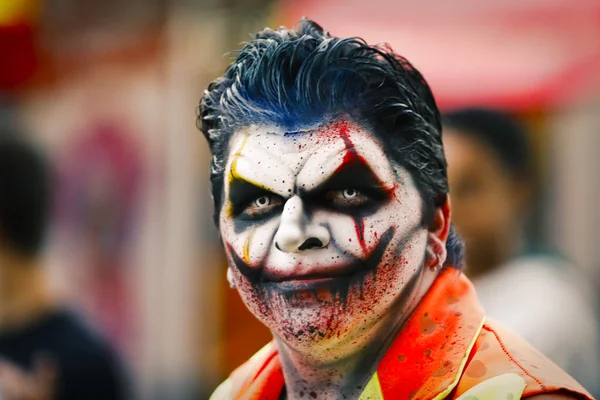 Artista callejero en disfraz y maquillaje de Halloween . — Foto de Stock