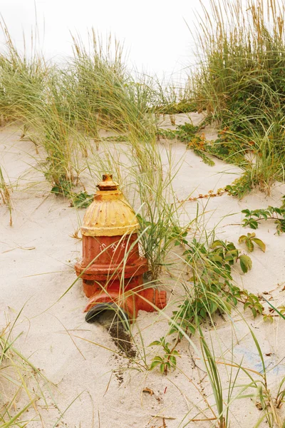 Feuerhydrant in einer Sanddüne. — Stockfoto