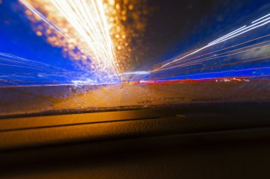 Uzun pozlama hızı araba ışıklar yollar bir gece karayolu üzerinde.