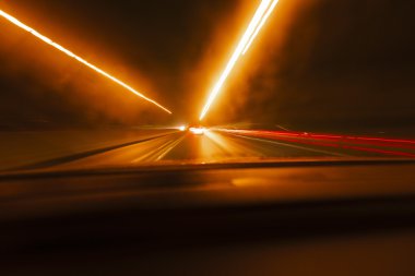 Uzun pozlama hızı araba ışıklar yollar bir gece karayolu üzerinde.