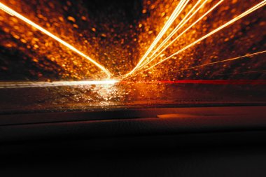 Uzun pozlama hızı araba ışıklar yollar bir gece karayolu üzerinde.