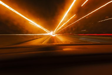 Uzun pozlama hızı araba ışıklar yollar bir gece karayolu üzerinde.