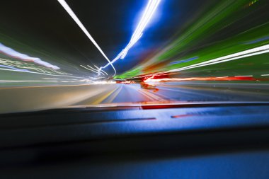 Uzun pozlama hızı araba ışıklar yollar bir gece karayolu üzerinde.