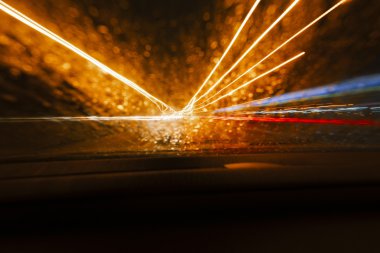 Uzun pozlama hızı araba ışıklar yollar bir gece karayolu üzerinde.