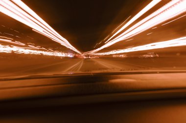 Uzun pozlama hızı araba ışıklar yollar bir gece karayolu üzerinde.