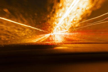 Uzun pozlama hızı araba ışıklar yollar bir gece karayolu üzerinde.