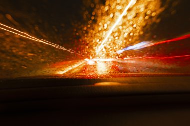 Uzun pozlama hızı araba ışıklar yollar bir gece karayolu üzerinde.