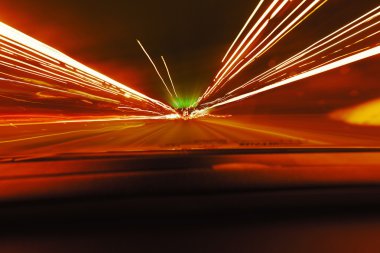 Uzun pozlama hızı araba ışıklar yollar bir gece karayolu üzerinde.