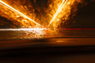 Uzun pozlama hızı araba ışıklar yollar bir gece karayolu üzerinde.