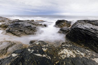 Kayalık okyanus kıyı görünümü