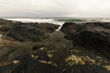 Kayalık okyanus kıyı görünümü