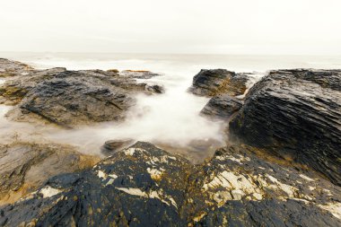 Kayalık okyanus kıyı görünümü