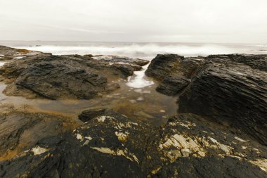 Kayalık okyanus kıyı görünümü