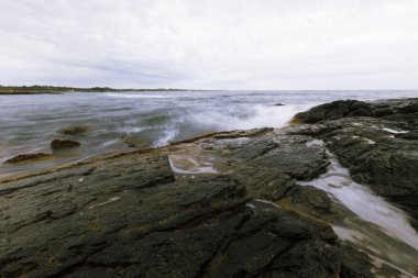 Kayalık okyanus kıyı görünümü