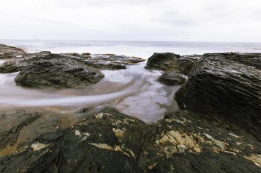 Kayalık okyanus kıyı görünümü